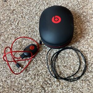 BEATS Wireless HD Hard Case And Charging Cord